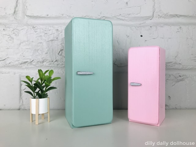 https://www.dillydallydollhouse.com/wp-content/uploads/2020/10/retro-dollhouse-fridge-h1a.jpg