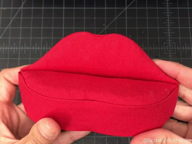 completed miniature lips sofa