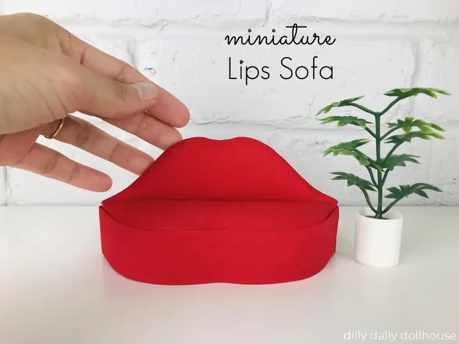 miniature lips sofa in 1:12 1-inch scale