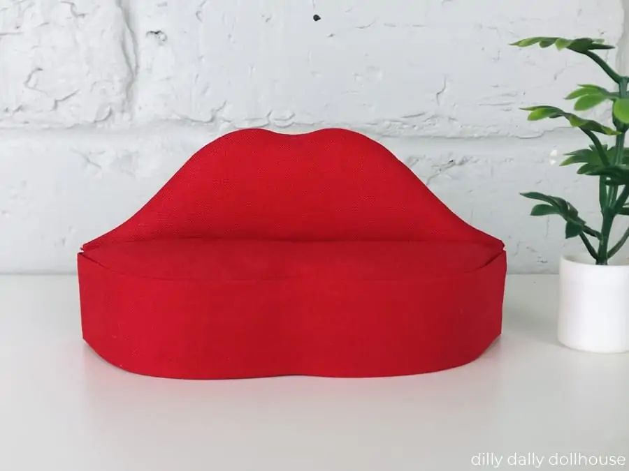 dollhouse lips sofa 1-inch scale